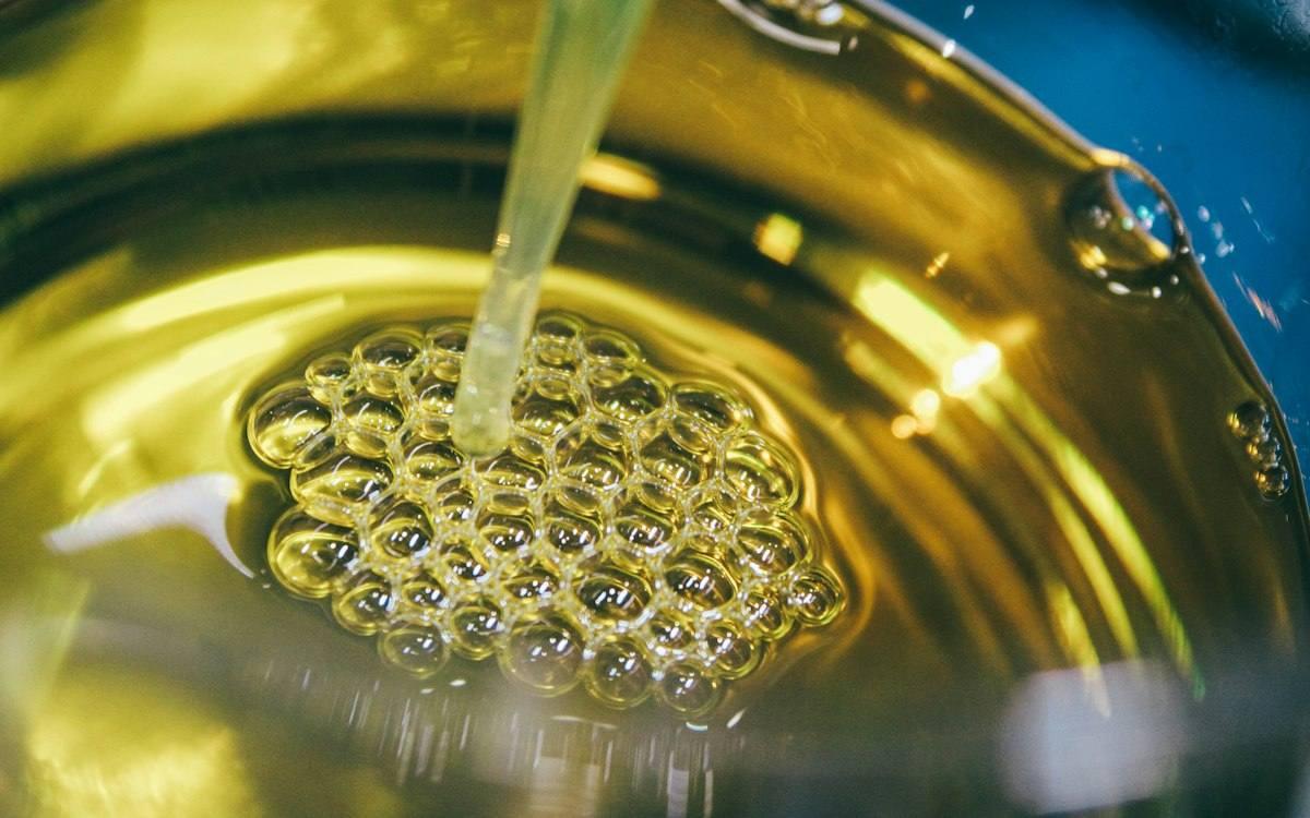 Refined cooking oil protected with antioxidants and chelating agents