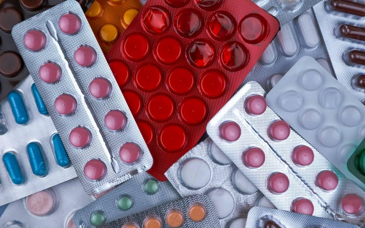 Blister packs of coloured tablets and capsules made with pharmaceutical excipients
